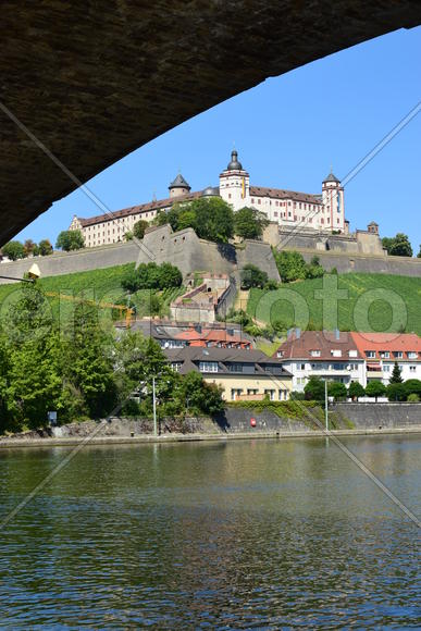 Германия - город Вюрцбург, замок Мариенберг панорамный вид с реки 