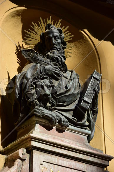 Аугсбург - Фуггерай, статуя с венцом 