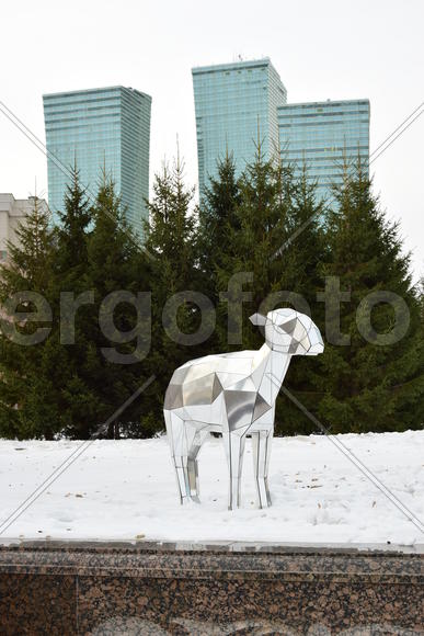 Астана - уличная скульптура из зеркал 