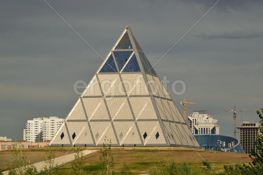 Астана - стеклянная пирамида. Казахстан