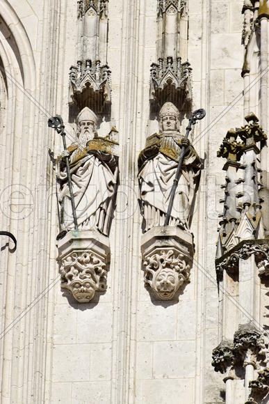Германия - город Регенсбург. Скульптуры и украшения на фасаде здания 