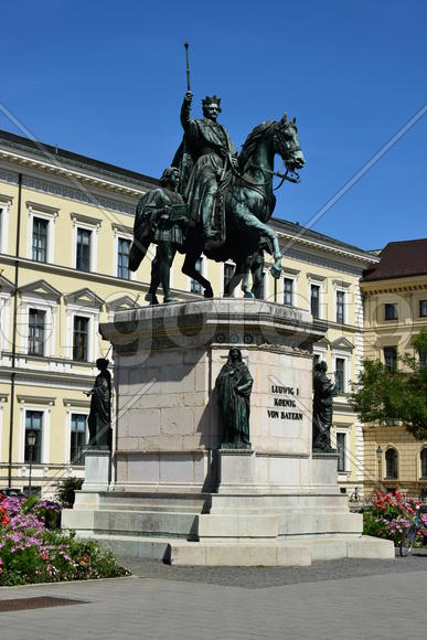Германия. Мюнхен. Статуя короля на коне 