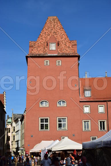 Германия - город Регенсбург. Башня старинного здания 