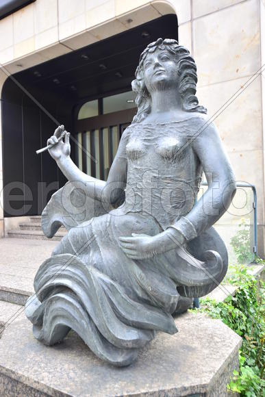 Германия - город Бамберг. Скульптура женщины 