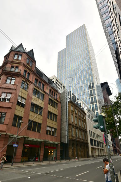 Старинное здание с видом на небоскреб