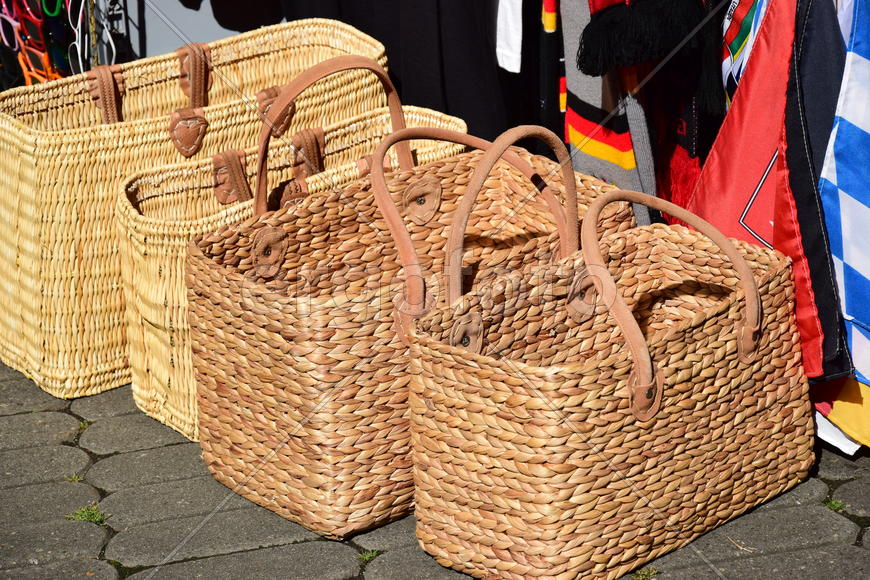 Плетеные корзины на продажу в лавке 