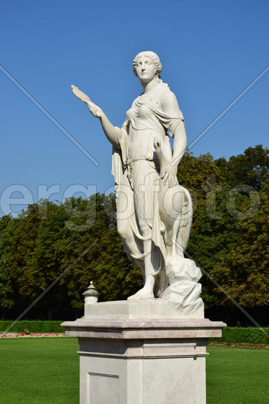 Мюнхен - дворец "Нимфенбург" статуя в парке 