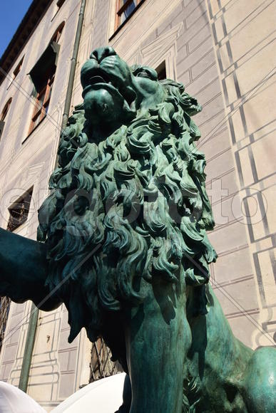 Германия. Мюнхен. Скульптура льва с щитом 
