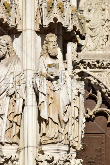 Германия - город Регенсбург. Скульптуры и украшения на фасаде здания 