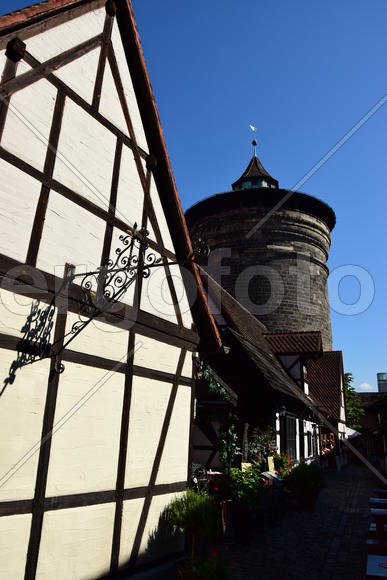 Германия - город Нюрнберг. Башня старинного здания 