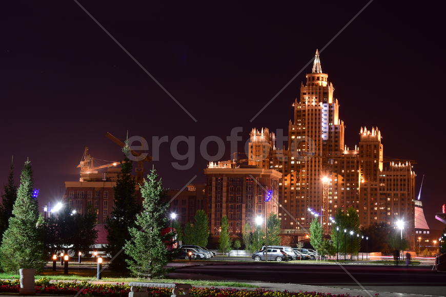 Астана. Современная архитектура города ночью 