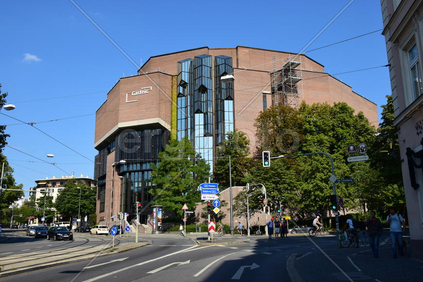 Германия. Мюнхен. Фасад современного здания 