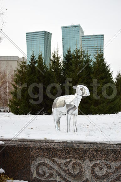 Астана - уличная скульптура из зеркал 