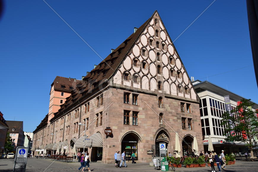 Германия - город Нюрнберг. Фасад старинного здания 