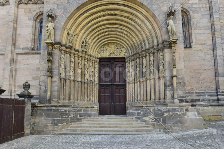 Германия - город Бамберг. Фасад старинного замка 