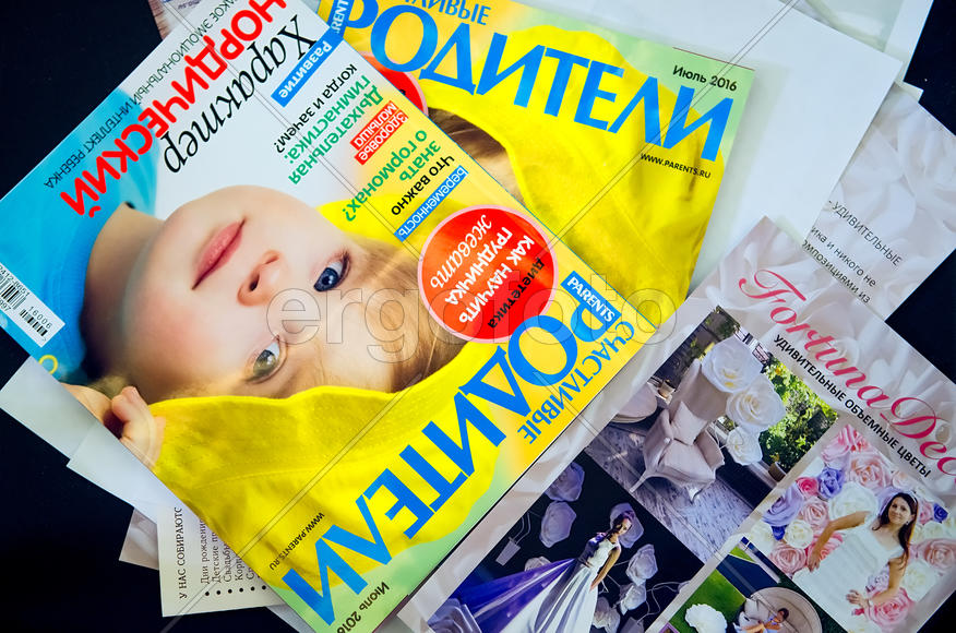 Стопка журналов для родителей 