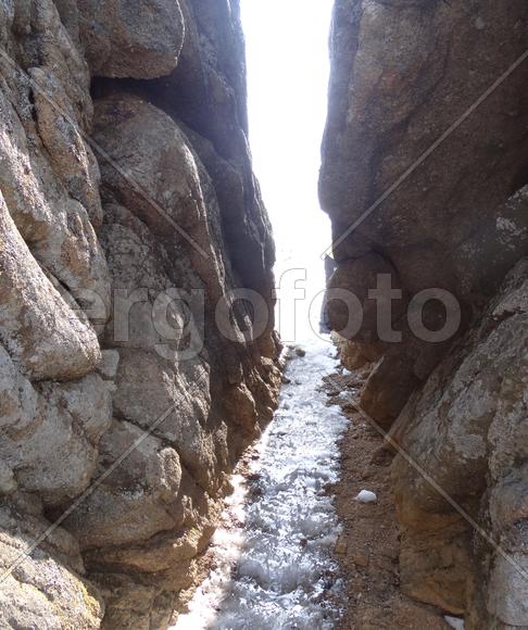 Ручей между скалами