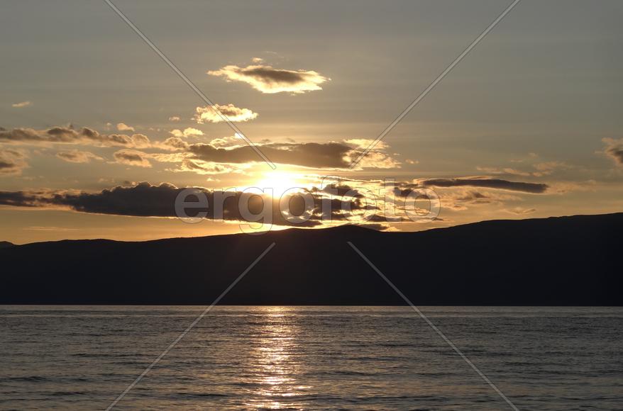 Закат над Ольхоном