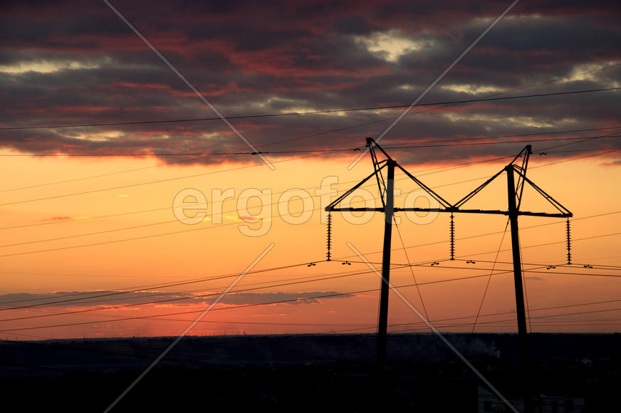 Столбы на фоне заката 