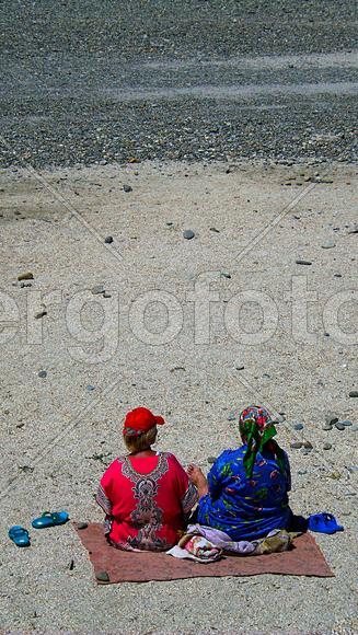 Женщины на берегу 