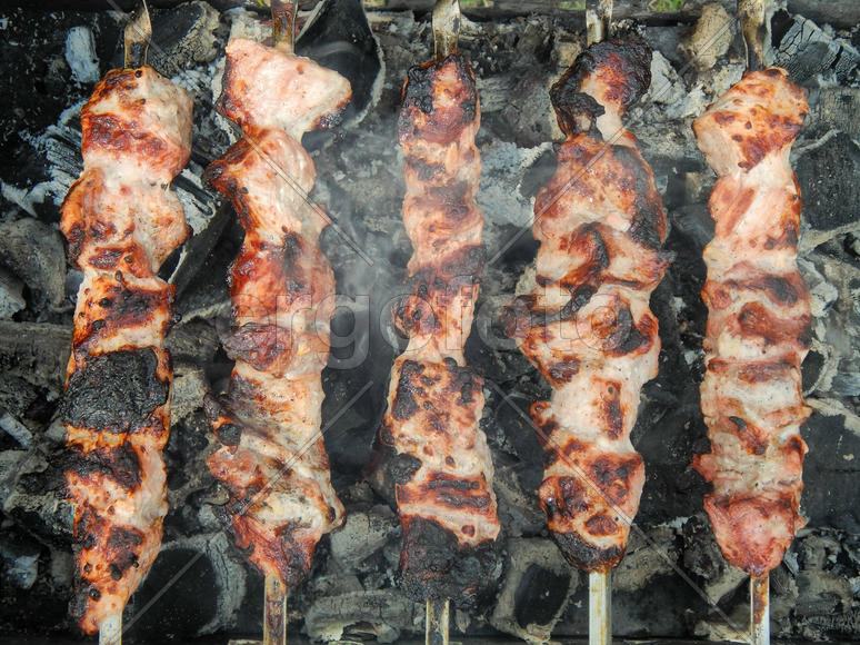 Вкусный жаренный на мангале шашлык из свинины