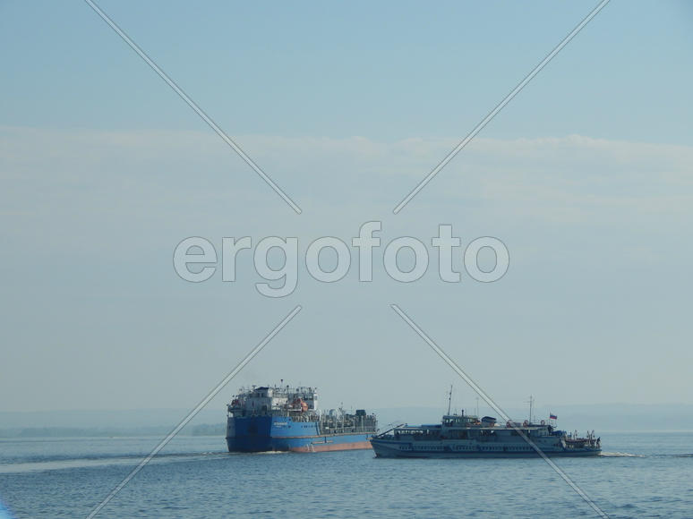 Россия. Самара. Грузовой и пассажирский пароход на реке Волга