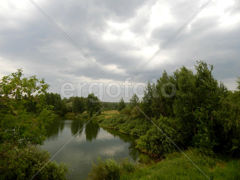 Черные грозовые тучи на озере