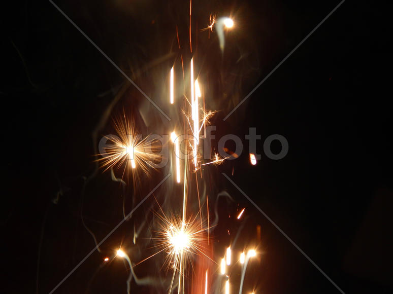 Блестящие искры с дымом