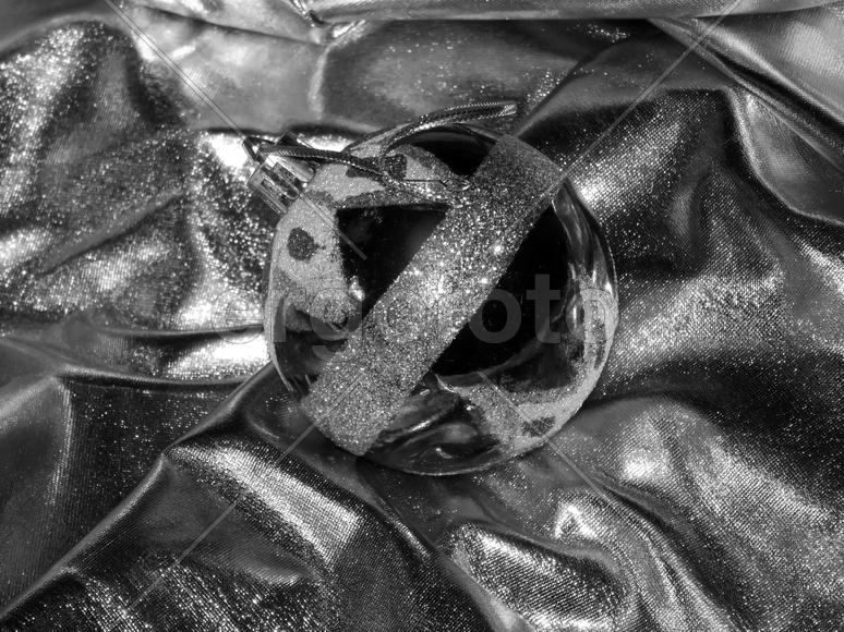 Новогодняя игрушка на серебряном фоне