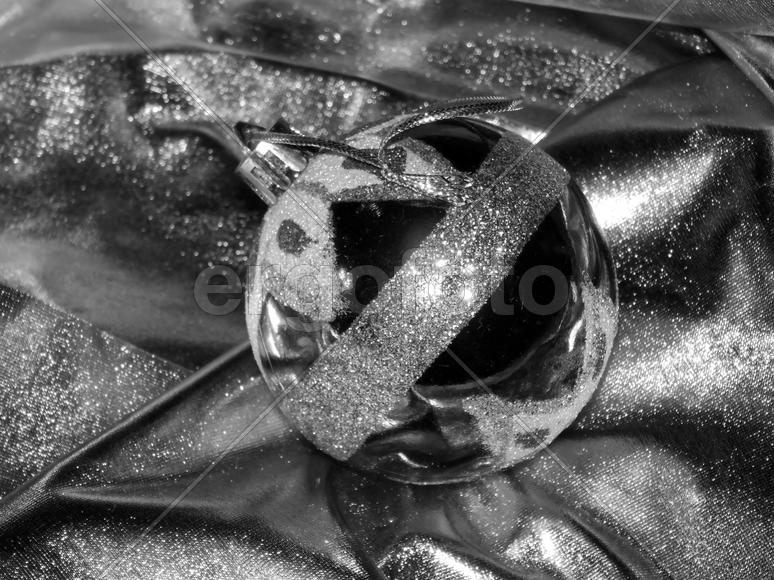 Новогодняя игрушка на серебряном фоне