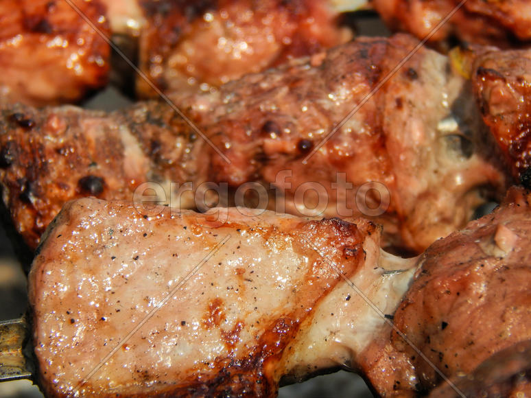 Вкусный жаренный на мангале шашлык из свинины