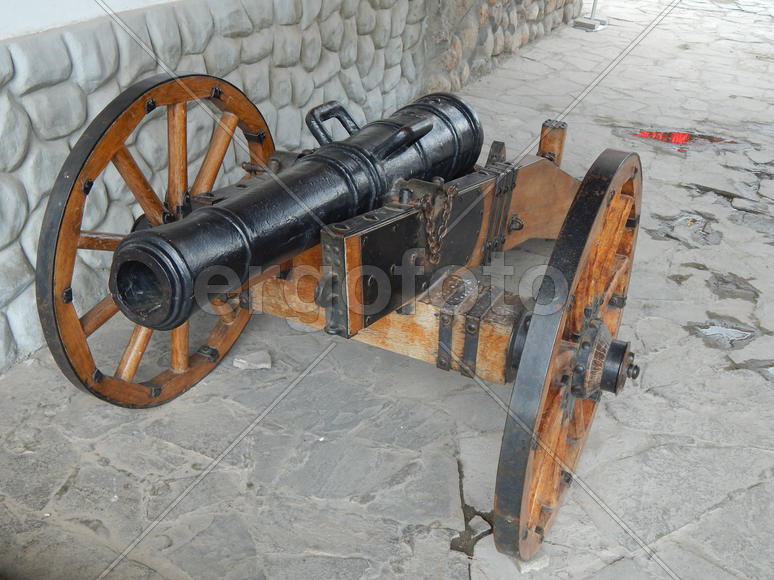 Россия. Москва. Измайловский кремль. Пушка времен 13 века