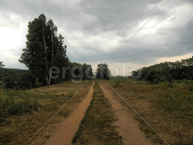 Черные грозовые тучи на озере