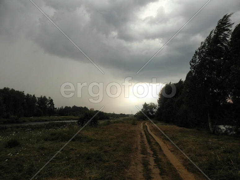 Черные грозовые тучи на озере