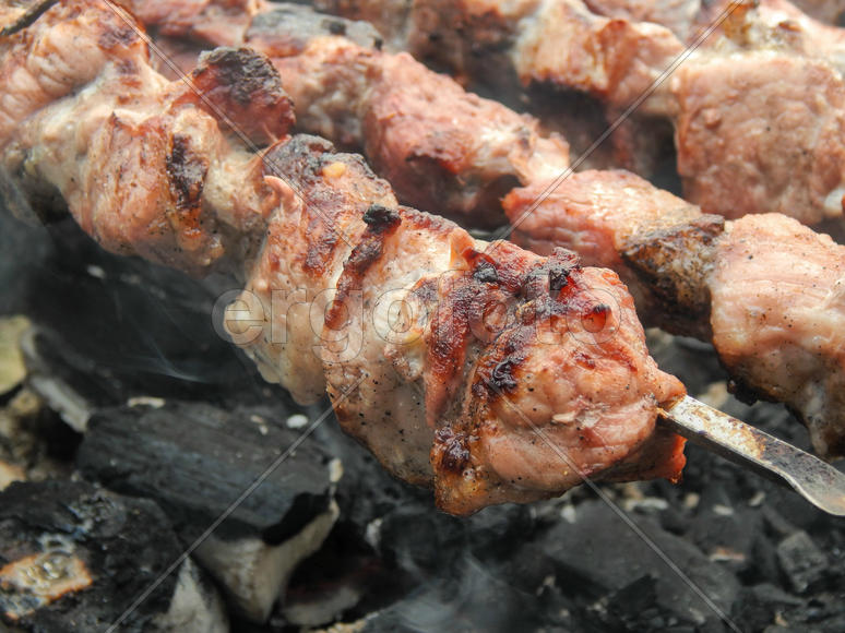 Вкусный жаренный на мангале шашлык из свинины