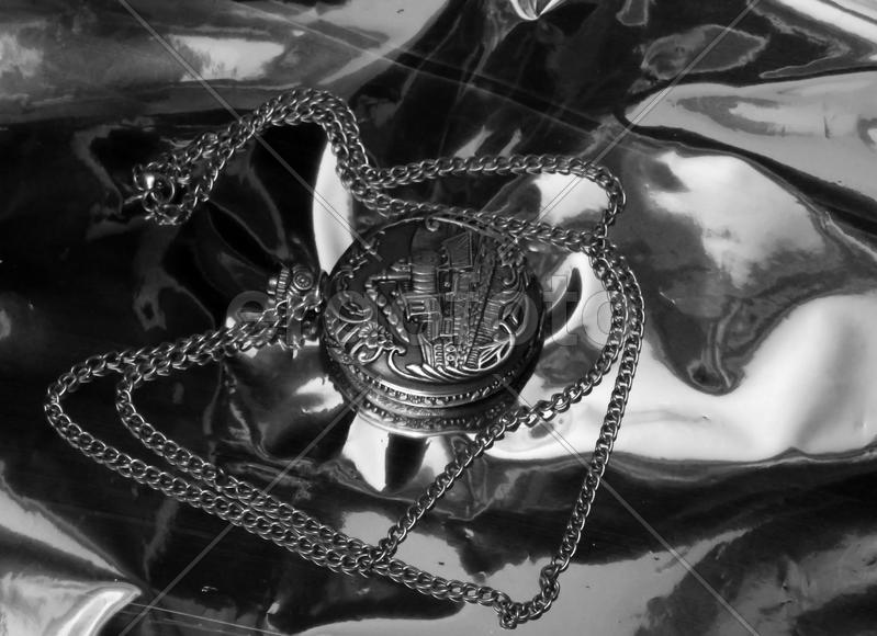 Старинные часы на серебряном фоне