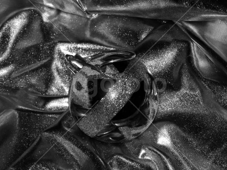 Новогодняя игрушка на серебряном фоне