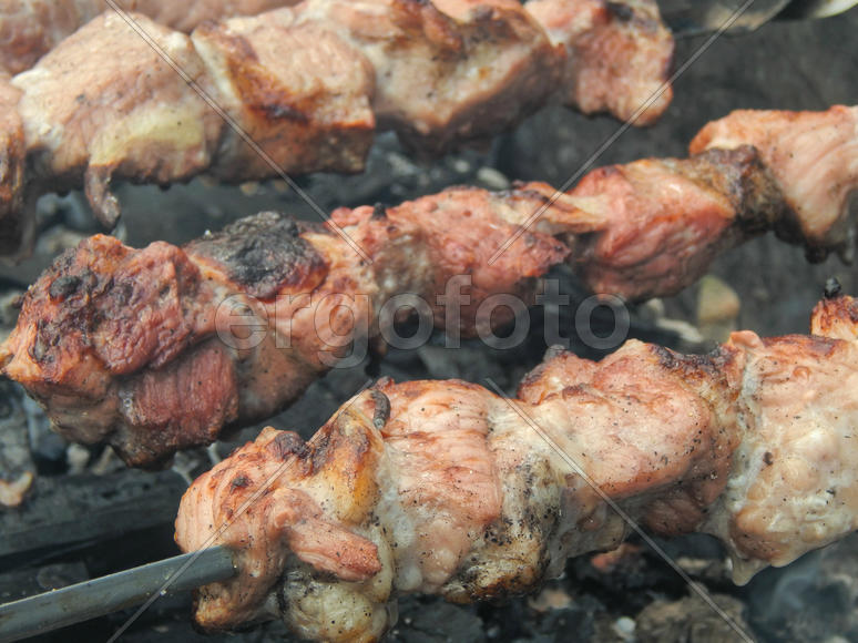 Вкусный жаренный на мангале шашлык из свинины