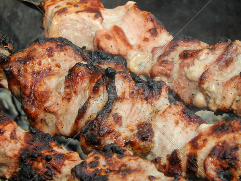 Вкусный жаренный на мангале шашлык из свинины