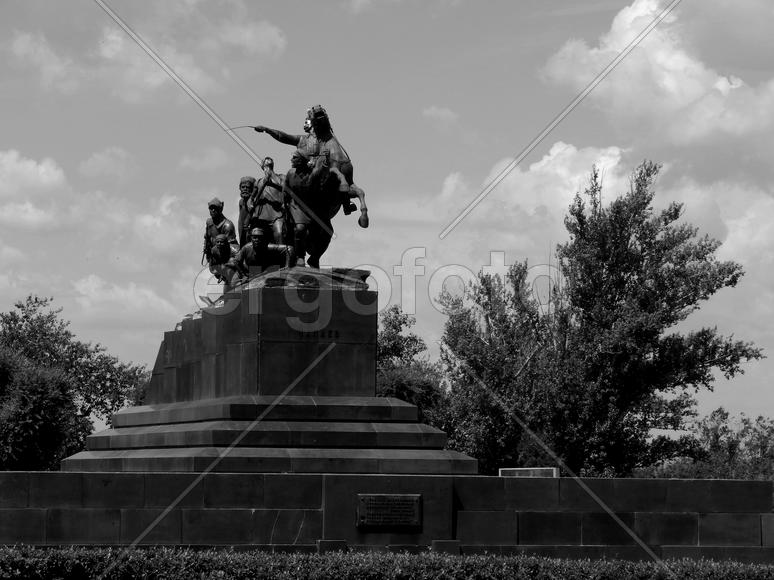 Россия. Самара. Памятник Чапаеву. Изображение на черно-белом снимке