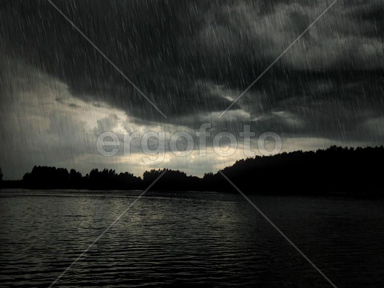 Черные грозовые тучи на озере