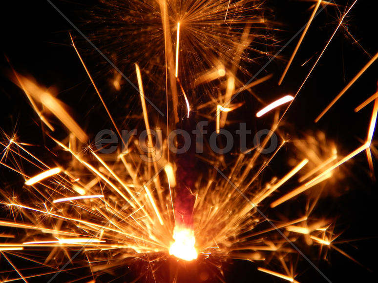 Новогодний золотистый бенгальский огонь