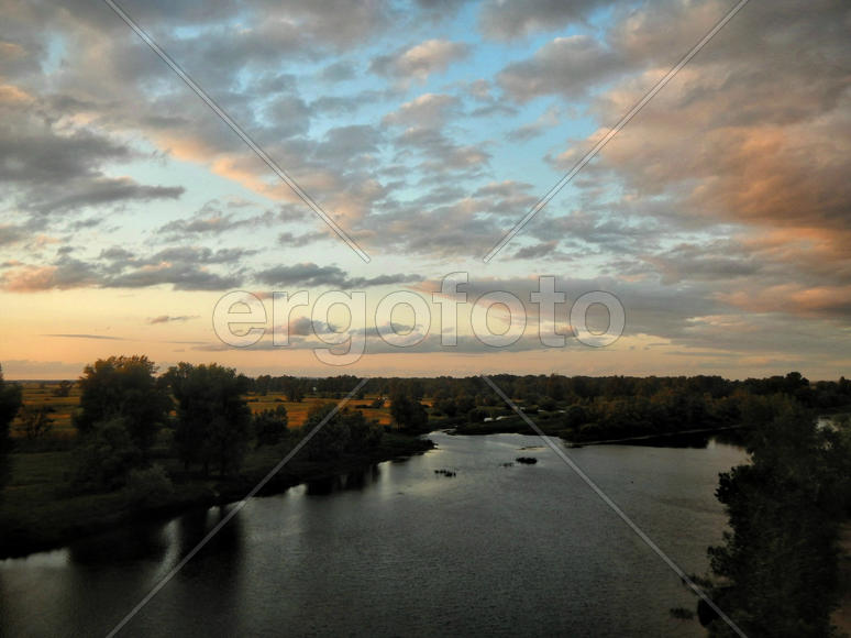 Вечерний закат на реке