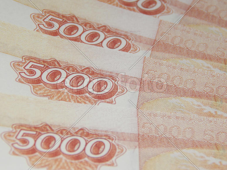 Пачка денег из купюр по 5000 рублей