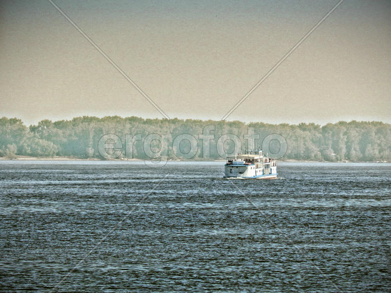 Пароход на реке волга