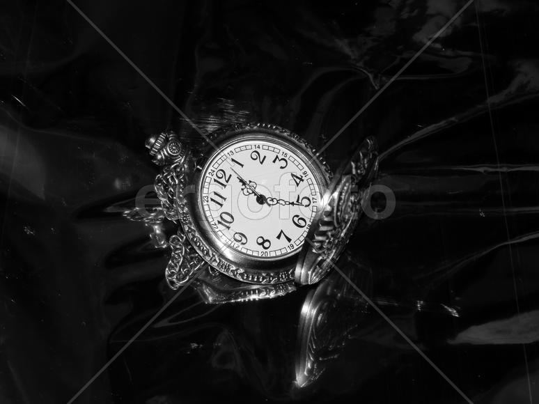 Старинные часы на серебряном фоне