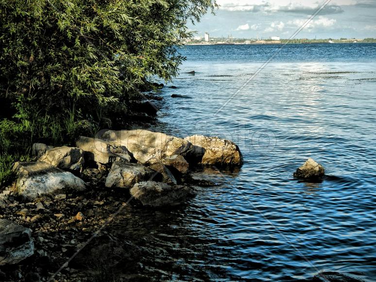 Вид на реку Волгу с берега