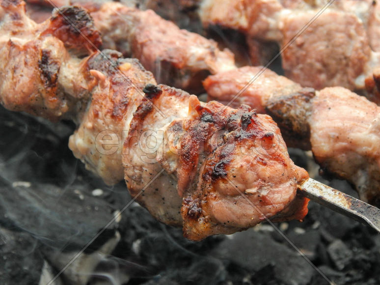 Вкусный жаренный на мангале шашлык из свинины