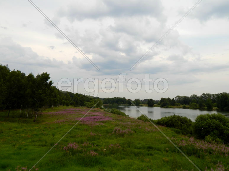 Черные грозовые тучи на озере