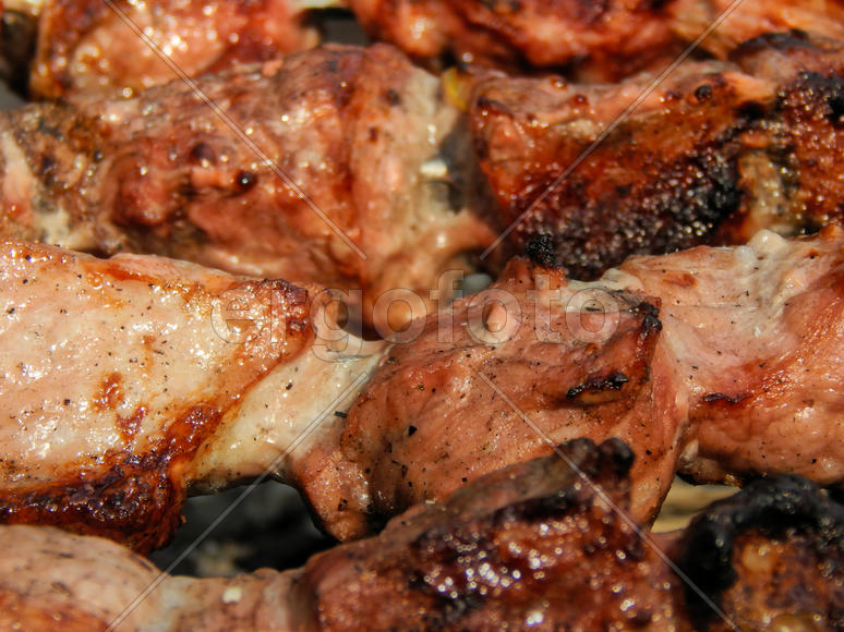 Вкусный жаренный на мангале шашлык из свинины